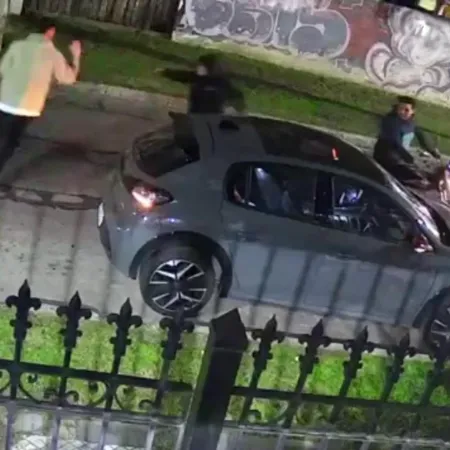 Motochorros express robaron un auto en Esteban Echeverría