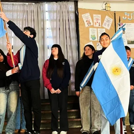 Sciaini presenció el acto de cambios de Bandera de Ceremonia en la ES Nº1 de Roque Pérez