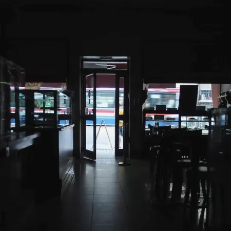 Frío, oscuridad y bronca: miles de vecinos siguen sin luz en Avellaneda