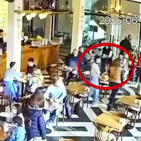 Fueron a desayunar y se produjo una batalla campal en la confitería