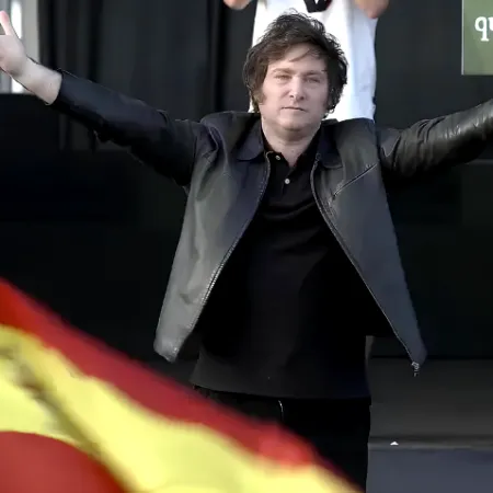 Milei bancó a Adorni desde España, pero dejó una advertencia que sacudió al Gobierno