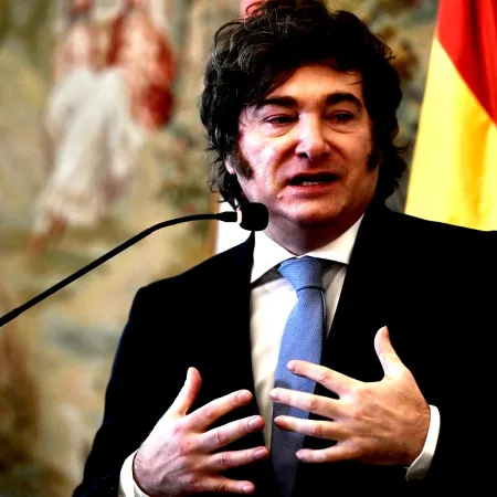 Milei bancó a Adorni desde España, pero dejó una advertencia que sacudió al Gobierno