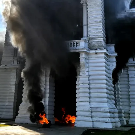 Caos, detenidos y fuego: llamas en la Municipalidad de La Plata por una protesta de cooperativistas