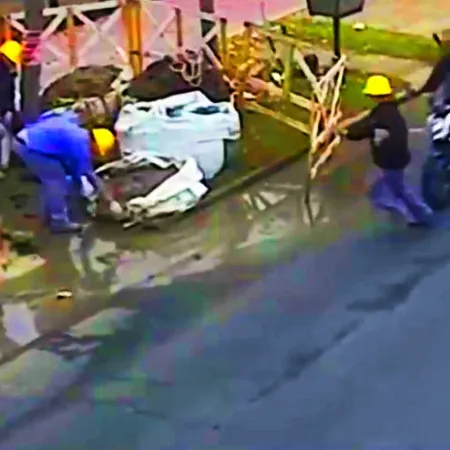 Imprudencia le pudo costar la vida: conductor no lo pudo esquivar y lo hizo volar a la vereda