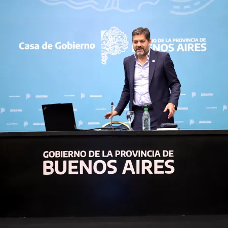 Ironía con “el pendrive” y “calificación 0”: Bianco no perdonó a Adorni y le pasó factura a Santilli