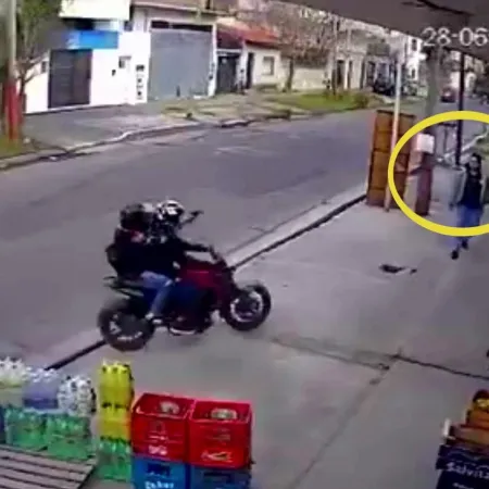 Fin de semana furioso en Lanús: motochorros realizaron varios robos y arrastraron a jubilada por la calle