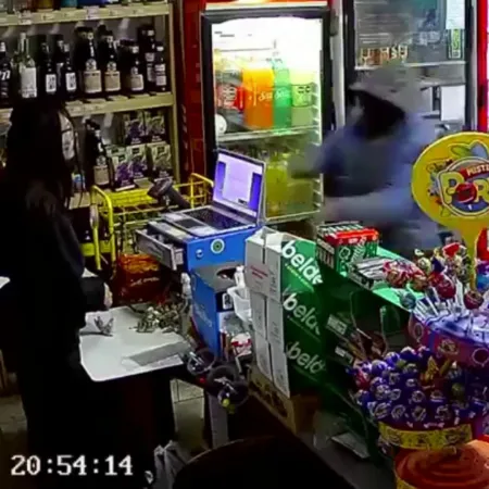 "La pelota no se mancha": encapuchado y con un cuchillo, asaltó un kiosco cuando jugaba Messi