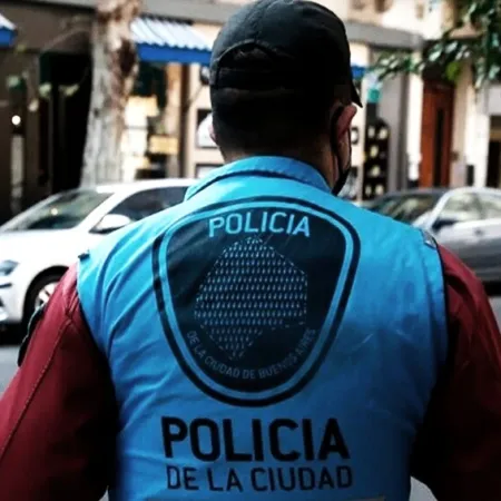 Vestidos como recolectores de basura asaltaron una veterinaria y los detuvo la Policía de la Ciudad