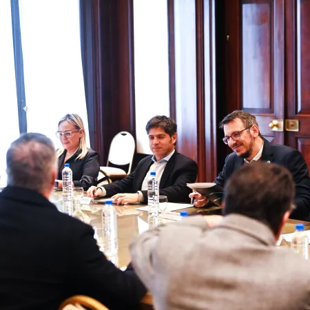 Kicillof congregó a intendentes para firmar convenios de financiamiento a municipios y emprendedores