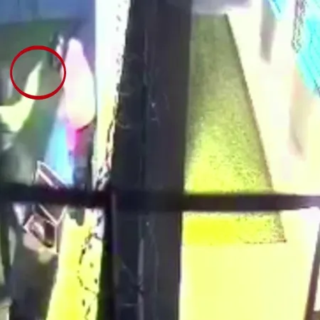 Motochorros le gatillaron y le robaron a un trabajador en Merlo