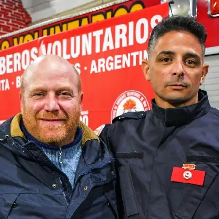 Emoción y orgullo: Mar Chiquita recibió a los bomberos que regresaron del terremoto en Venezuela