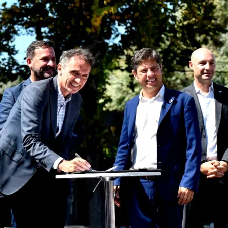 El gobierno de Kicillof desembolsa más de $10.500 millones para cubrir servicios públicos en barrios populares