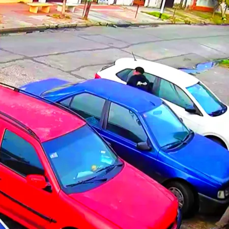 Con trompadas y botellazos, jubilados se resistieron al robo del auto en Gerli