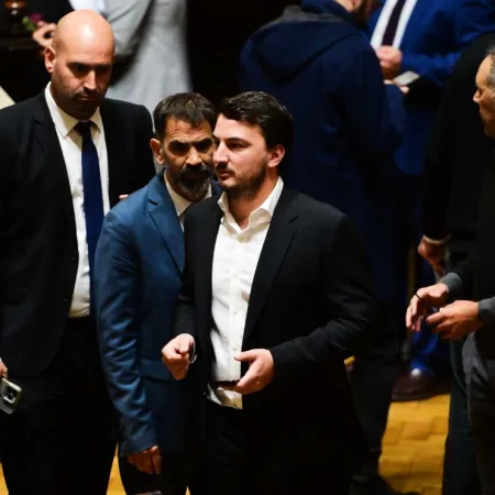 Una novela que no para: Romo corre a Osaba y seguirá al frente del bloque de La Libertad Avanza