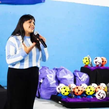 En San Francisco Solano: Eva Mieri entregó kits deportivos a 37 clubes de barrio De Quilmes