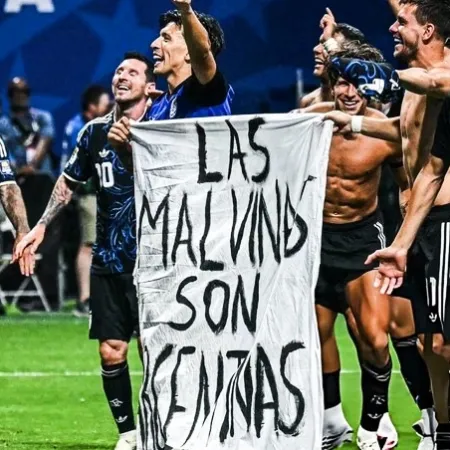 Argentina le ganó a Inglaterra en el Mundial y celebró el pase a la final con una bandera por las Malvinas