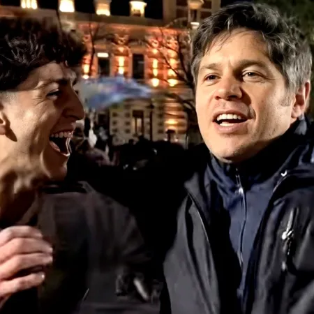 Kicillof sorprendió en los festejos en La Plata y se metió entre los hinchas