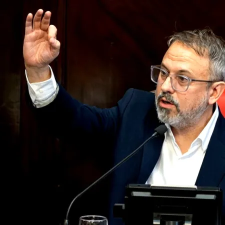 Valenzuela volvió al Senado bonaerense: pataleó,  lo trataron de “dormido” y fue objeto de burlas