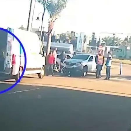 Ninguno frenó y se produjo un tremendo choque entre una moto y un auto en Tigre