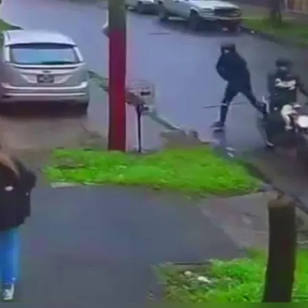 Lanús resignada por la inseguridad: se acercó una moto y la esperó con las pertenencias en la mano