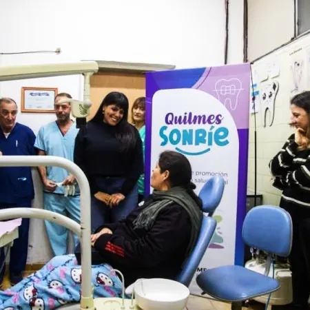 Programa “Quilmes Sonríe”: Eva Mieri entregó prótesis dentales a vecinos del distrito