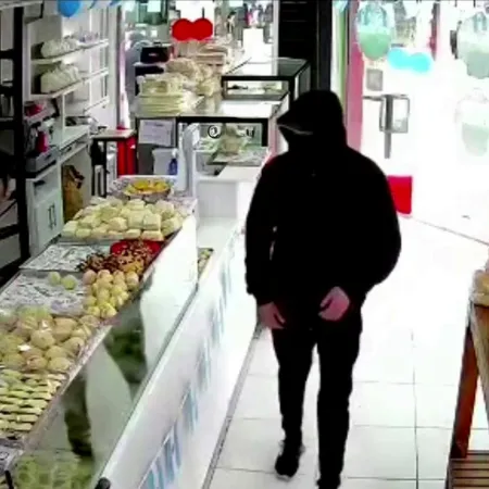 Panadería de Malvinas Argentinas reclama vigilantes: encapuchado la robó dos veces en pocos días