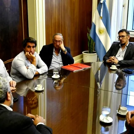 Más de 80 intendentes bonaerenses se plantan ante la crisis financiera y van por más fondos municipales