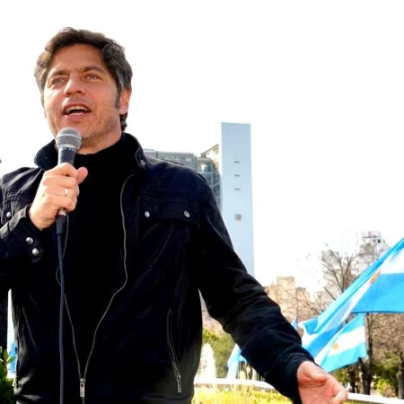Kicillof calificó de “vergonzoso” a Milei por su visita a Brasil, su foto con Flavio Bolsonaro y el desplante a Lula