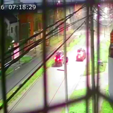 ¿Travesura o descontrol en La Plata? Con gomeras apedrearon autos que circulaban por Calle 7
