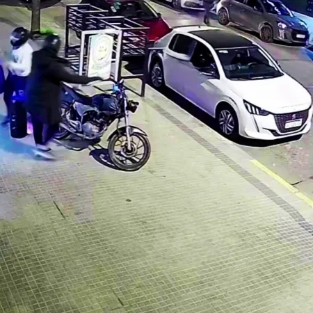 Miedo en el centro de La Plata: encerraron y golpearon a una adolescente durante un asalto