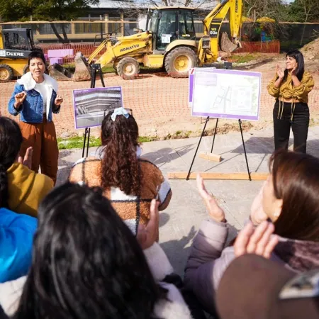 Mayra Mendoza y Eva Mieri supervisaron las tareas de construcción del nuevo Polideportivo en Ezpeleta