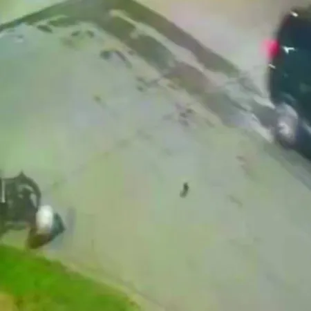 Buscan a motociclista que chocó con una camioneta, abandonó su vehículo y escapó herido