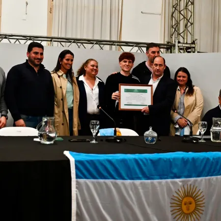El “Colo” Barco pisó 25 de Mayo y fue homenajeado por Egüen: “Orgullosos de que seas veinticinqueño”