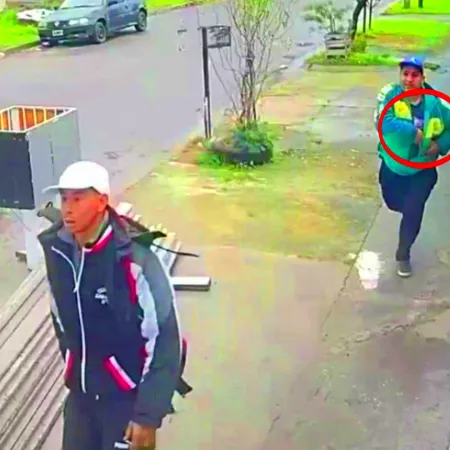 Culatazos y un disparo para robarle el auto en Esteban Echeverría