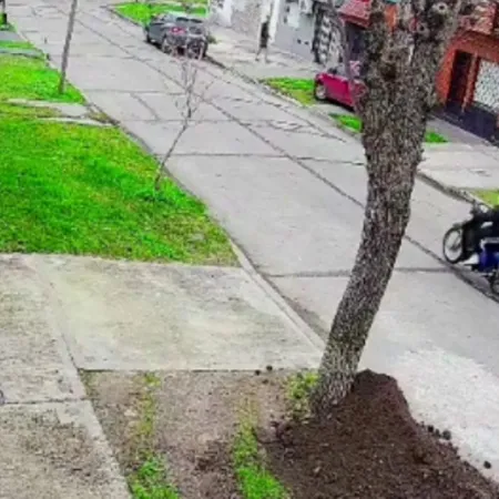 Disfrazados de deliverys y con balazos, robaron un auto en Avellaneda