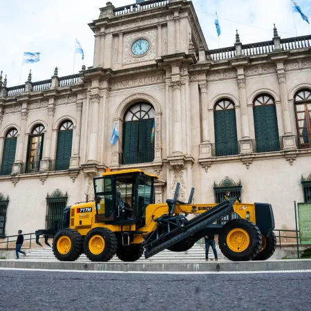 Rivadavia celebró la incorporación de la nueva motoniveladora 0km para potenciar la red vial