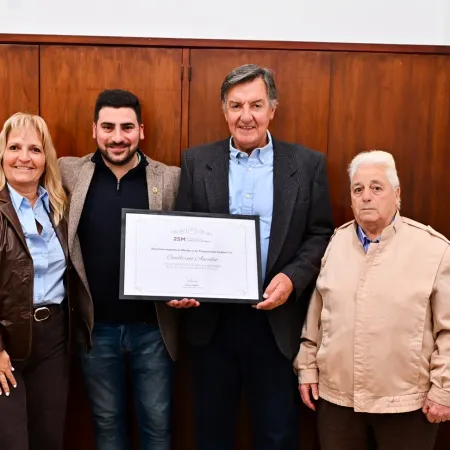 Egüen reconoció la trayectoria de Guillermo Amadeo en 25 de Mayo por los 45 años de Gui Lux