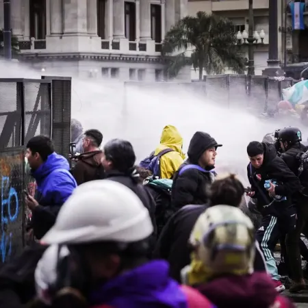 Máxima tensión: camiones hidrantes, gas pimienta e incidentes a las afueras del Congreso