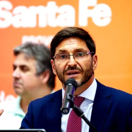 Un informe expuso a Pullaro y la seguidilla de tarifazos al transporte público interurbano de Santa Fe