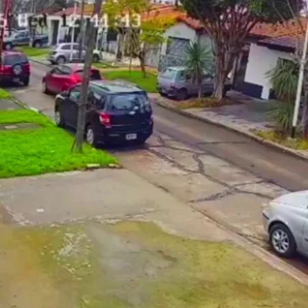 Robo relámpago en Wilde: se bajó de un auto y asaltó a un joven que regresaba del colegio