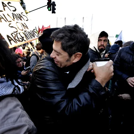 Kicillof fue a la misa por San Cayetano y rechazó la represión en el Congreso: “El lío lo armó Milei”