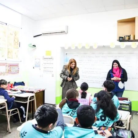 Magdalena Sierra recorrió las obras realizadas en la Primaria 36 de Sarandí