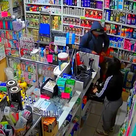 Verdugo y ladrón suelto en Berazategui: asaltó un comercio y cuando escapaba le "tiró besos" a la empleada