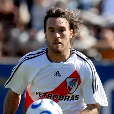 Un exbasquetbolista afuera y un histórico de River adentro: los libertarios sondean candidatos para 2027