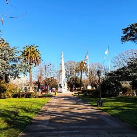Chaves Municipios refuerza las tareas de mantenimiento en la Plaza 25 de Mayo