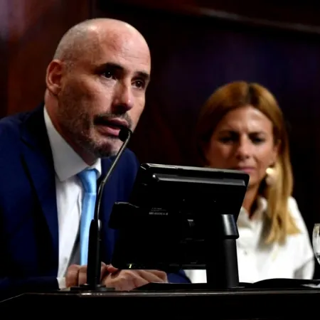 Leguizamón cruzó a un ministro de Kicillof por la crisis del IOMA