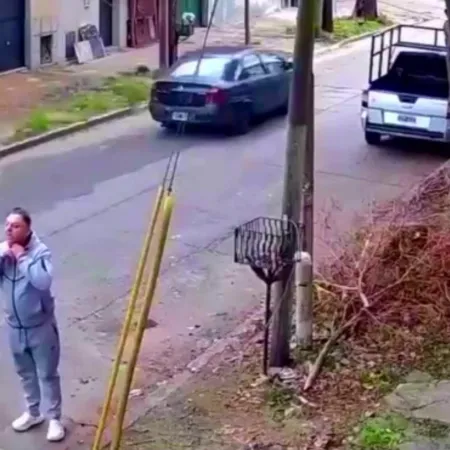 Adolescente y su banda asaltaron a un hombre y robaron un auto en un taller mecánico