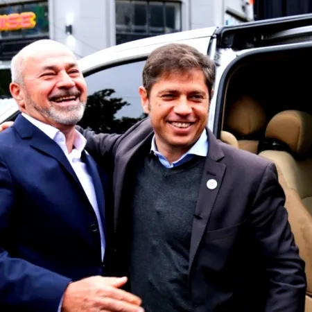 Intendente kicillofista en la mira de una ONG por utilizar un camión de reciclaje para colocar propaganda partidaria
