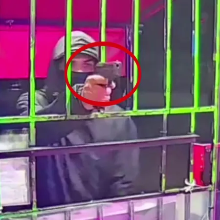 A través de las rejas y con un arma de fuego, amenazaron a los empleados y robaron un kiosco en Merlo