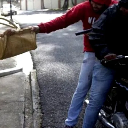 Motochorros récord en Valentín Alsina: robo y fuga en 10 segundos